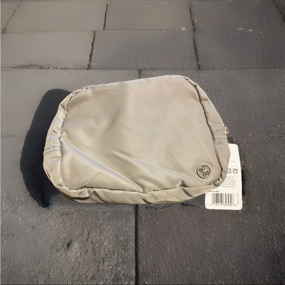 Gaiam Sidekick Waist Pack Nylon- waist pack Castle NWT